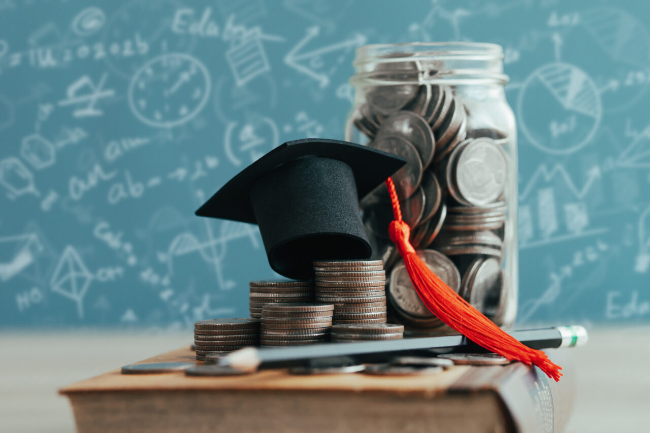 ministerul-educatiei-ofera-peste-39000-de-burse-sociale-pentru-tinerii-din-mediile-dezavantajate.-scopul-este-prevenirea-abandonului-scolar