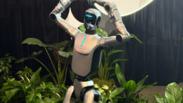 honor-demonstreaza-primul-robot-umanoid-pentru-uz-personal.-rosey-the-robot?