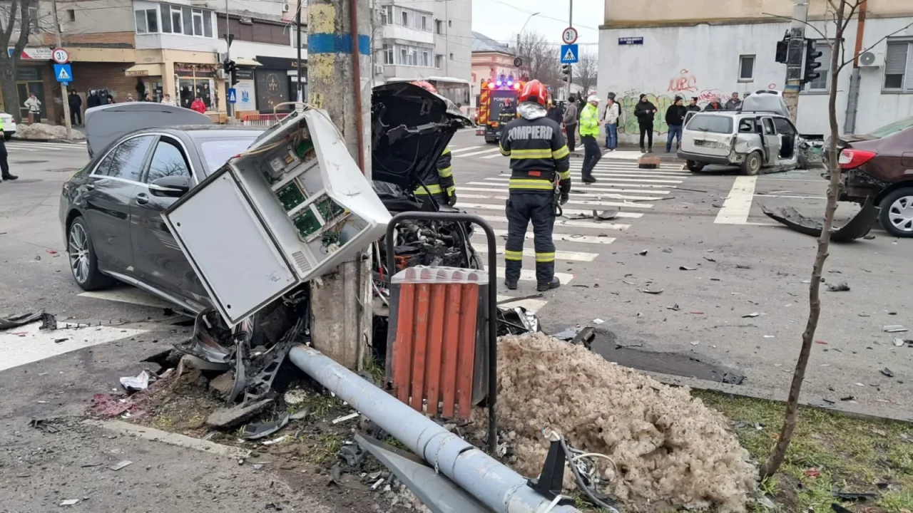 o-femeie-de-59-de-ani-a-ramas-fara-un-picior-dupa-un-carambol-intr-o-intersectie-din-braila.-un-sofer-a-trecut-pe-rosu-si-a-ajuns-pe-trotuar