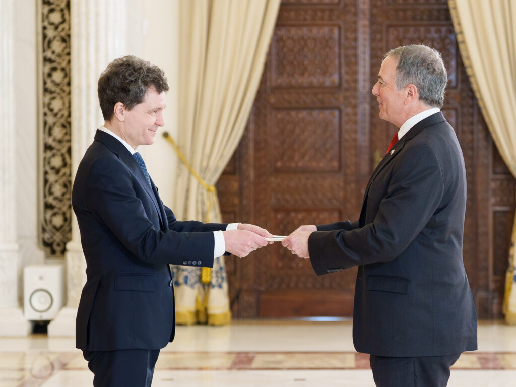 noul-ambasador-sua-in-romania-s-a-intalnit-cu-nicusor-dan.-el-si-a-prezentat-scrisoarea-de-acreditare