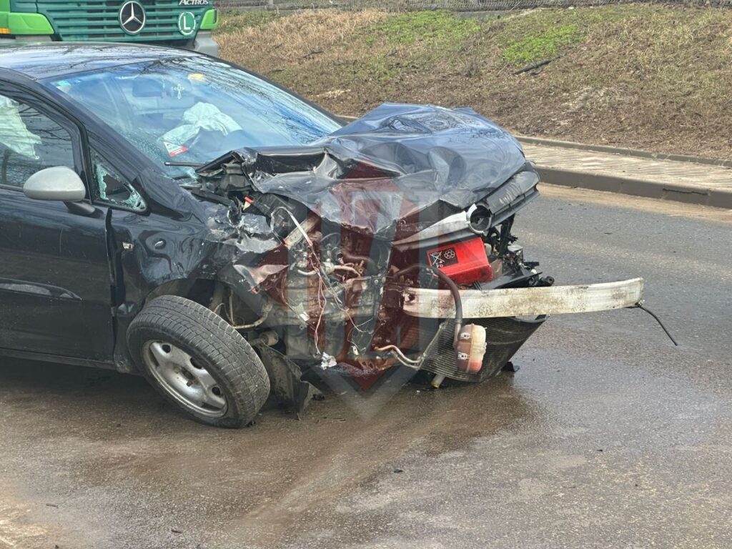 accident-cu-trei-masini-pe-soseaua-iasi-–-voinesti.-trei-persoane-au-fost-ranite-–-live-video,-update
