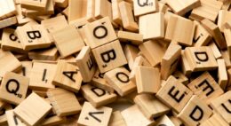 care-este-cel-mai-vechi-cuvant-scris-in-limba-romana.-a-fost-inscriptionat-pentru-prima-data-in-secolul-al-x-lea,-dar-e-folosit-si-in-zilele-noastre