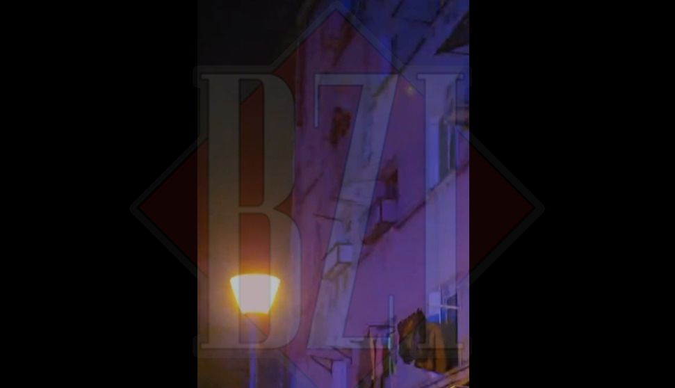 scene-dramatice-in-bularga-un-barbat-ameninta-ca-se-sinucide.-a-iesit-pe-geam-la-etaj-si-are-un-cutit-in-mana-–-update