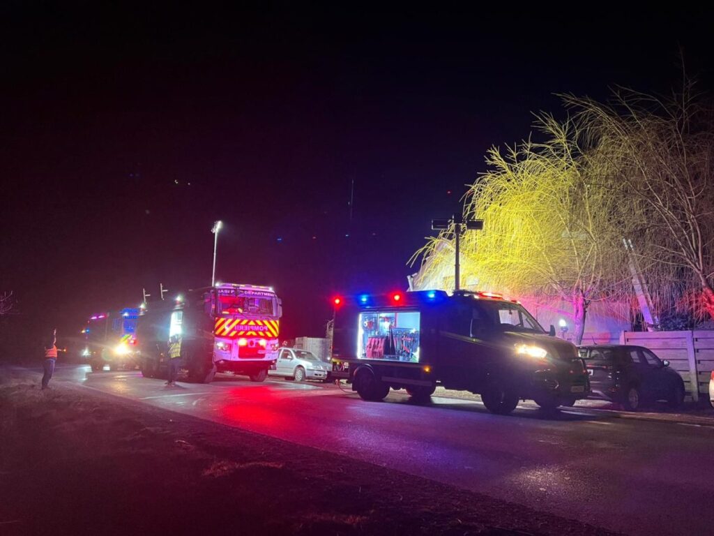incendiu-puternic-la-o-casa-din-satul-horlesti,-judetul-iasi.-pompierii-au-intervenit-cu-mai-multe-autospeciale-pentru-a-opri-flacarile