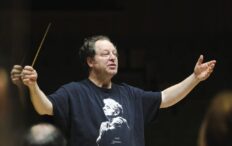 dirijorul-american-john-axelrod-dirijeaza-la-bucuresti-cu-o-bagheta-daruita-de-leonard-bernstein