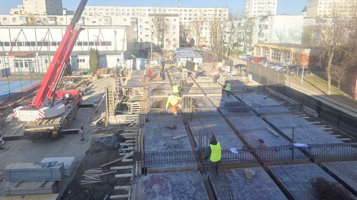 lucrarile-de-extindere-a-liceului-teoretic-miron-costin-din-iasi-avanseaza!-pe-santier,-muncitorii-lucreaza-la-construirea-noului-corp-de-cladire