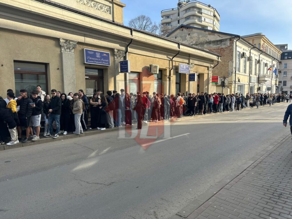 o-saorma-gratuita,-zeci-de-oameni-la-coada!-ce-se-intampla-in-centrul-iasului