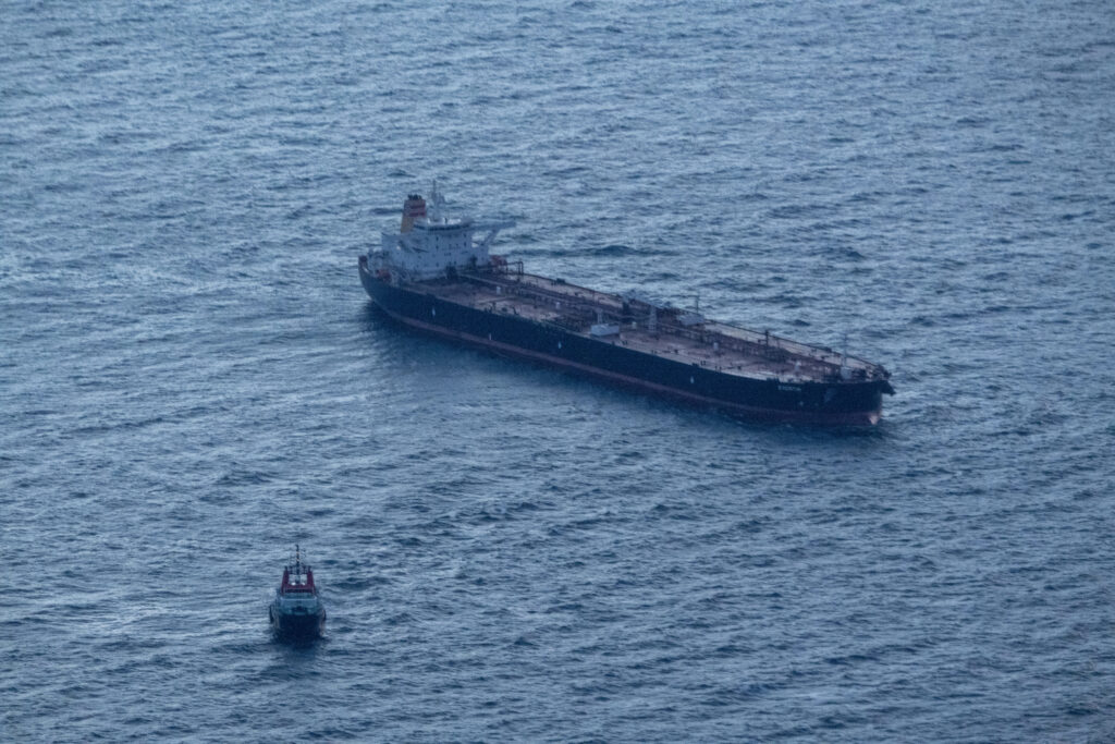 petrolierul-american-atacat-in-irak-a-fost-lovit-de-ambarcatiuni-fara-pilot.-unul-dintre-marinari-a-murit-in-timpul-atacului