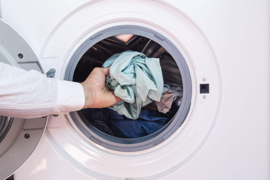 folosesti-gresit-masina-de-spalat:-expertii-dezvaluie-articolele-vestimentare-pe-care-nu-ar-trebui-sa-le-pui-niciodata-in-ea