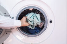 folosesti-gresit-masina-de-spalat:-expertii-dezvaluie-articolele-vestimentare-pe-care-nu-ar-trebui-sa-le-pui-niciodata-in-ea