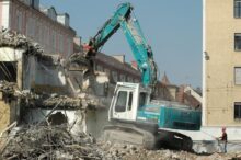demolarea-planificata-a-unei-cladiri-a-scapat-de-sub-control.-patru-oameni-au-murit,-iar-alti-patru-au-fost-raniti