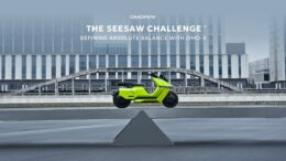 omo-x-este-prima-motocicleta-care-se-conduce-singura-si-nu-cade-pe-o-parte-atunci-cand-te-opresti