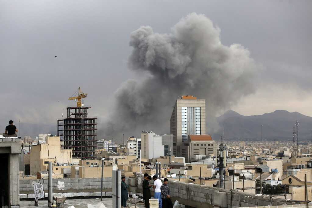 razboiul-din-orientul-mijlociu,-ziua-19.-atac-cu-rachete-balistice-iraniene-in-israel/-preturile-benzinei-in-sua-au-atins-cel-mai-ridicat-nivel-din-toamna-anului-2023