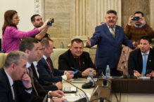 scandal-in-parlament-privind-legea-bugetului:-amendamentul-psd-pentru-ajutorul-unic-al-pensionarilor-a-trecut-in-comisii-cu-voturile-psd,-udmr-si-pace,-dar-nu-a-adunat-suficiente-voturi-aur-nu-a-votat.-psd-se-retrage-de-la-dezbatere
