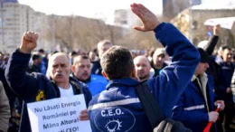 sute-de-mineri-au-iesit-pe-strazile-din-targu-jiu-in-a-treia-zi-de-proteste.-protestatarii-au-adus-in-fata-sediului-ce-oltenia-coroane-funerare-si-candele