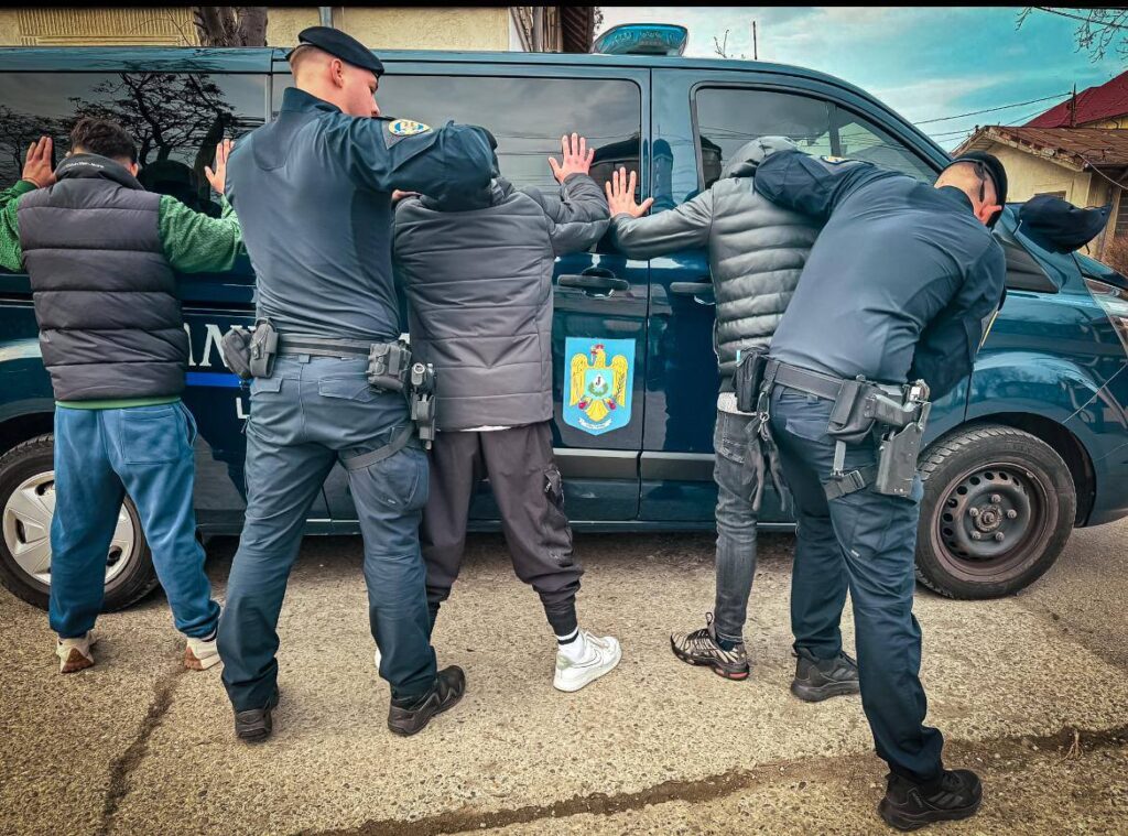 tineri-suspectati-ca-aveau-substante-psihoactive,-depistati-de-jandarmi-in-zona-salii-polivalente-din-iasi
