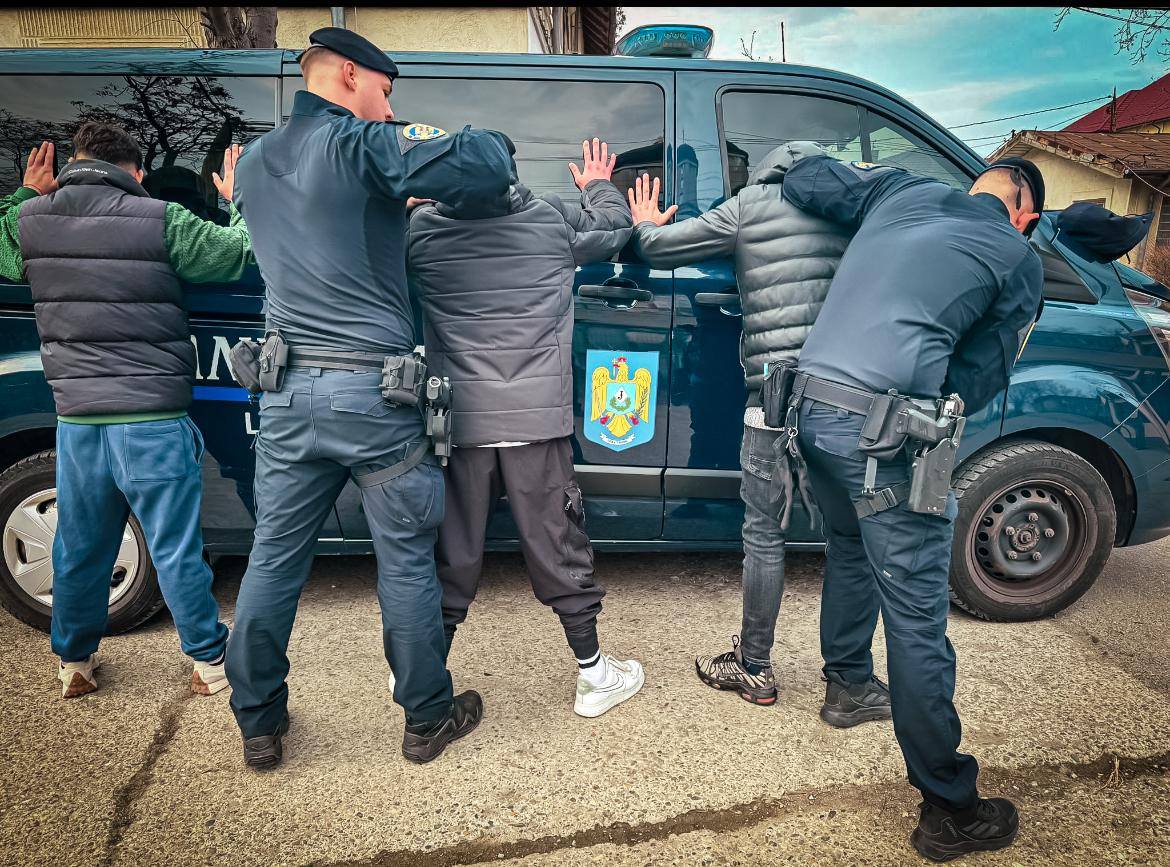 tineri-suspectati-ca-aveau-substante-psihoactive,-depistati-de-jandarmi-in-zona-salii-polivalente-din-iasi