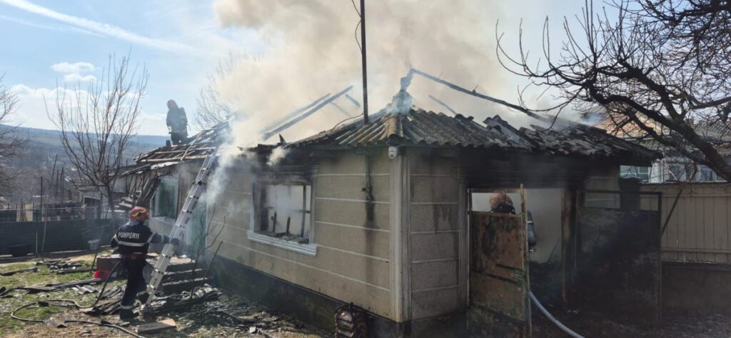 incendiu-devastator-la-parcovaci!-o-casa-a-fost-cuprinsa-complet-de-flacari