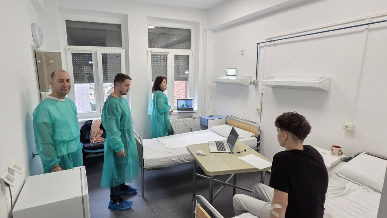 un-elev-de-14-ani-din-targu-jiu-a-sustinut-etapa-nationala-a-olimpiadei-de-informatica-direct-din-spital,-dupa-ce-a-suferit-o-interventie-chirurgicala