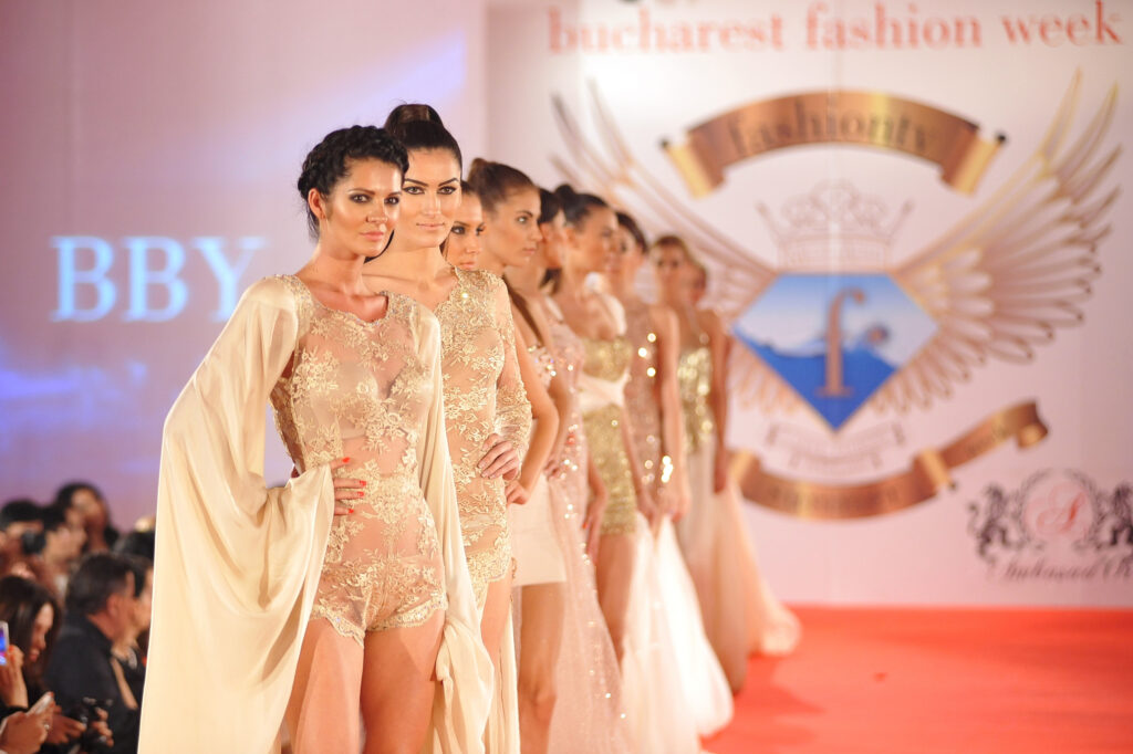 designeri-din-5-tari-vin-la-bucharest-fashion-week,-intr-un-concept-total-inedit-/-show-uri-pentru-nevazatori,-formate-noi-si-business