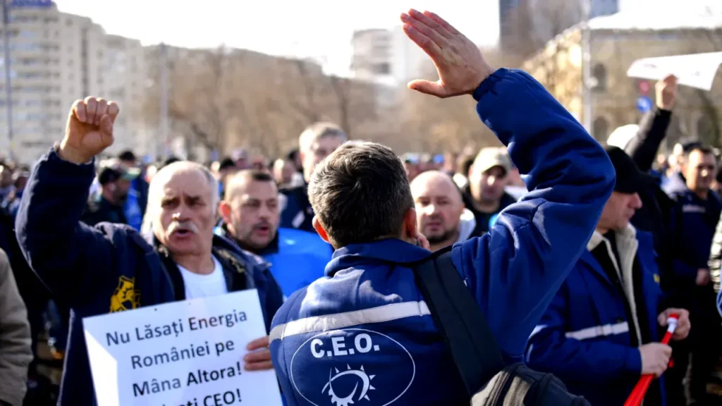 minerii-din-targu-jiu-protesteaza-in-fata-guvernului.-cei-1000-de-manifestanti-isi-exprima-revolta-fata-de-concedierile-anuntate