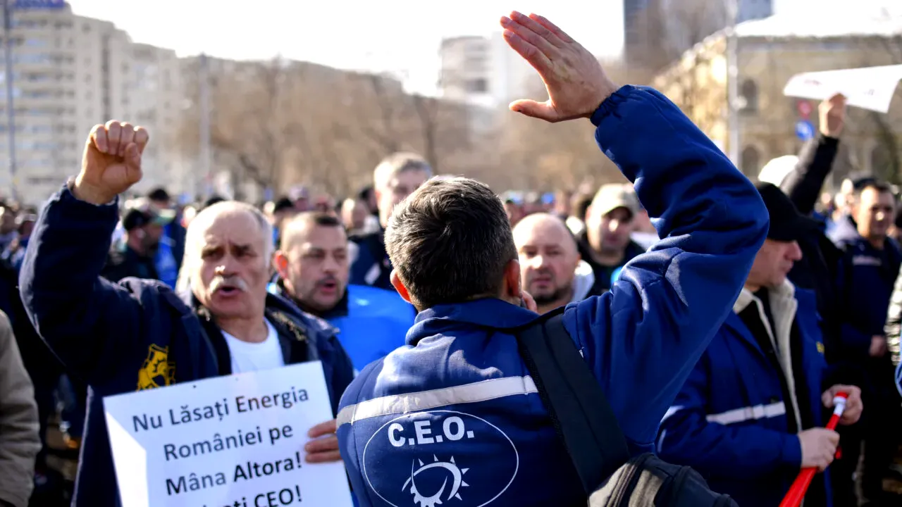 minerii-din-targu-jiu-protesteaza-in-fata-guvernului.-cei-1000-de-manifestanti-isi-exprima-revolta-fata-de-concedierile-anuntate