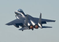 aproape-tot-ce-trebuie-sa-stii-despre-avioanele-de-lupta-f-15-/-lovesc-inainte-sa-fie-vazute-si-ajung-la-viteze-ireale