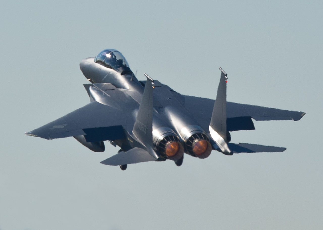 aproape-tot-ce-trebuie-sa-stii-despre-avioanele-de-lupta-f-15-/-lovesc-inainte-sa-fie-vazute-si-ajung-la-viteze-ireale