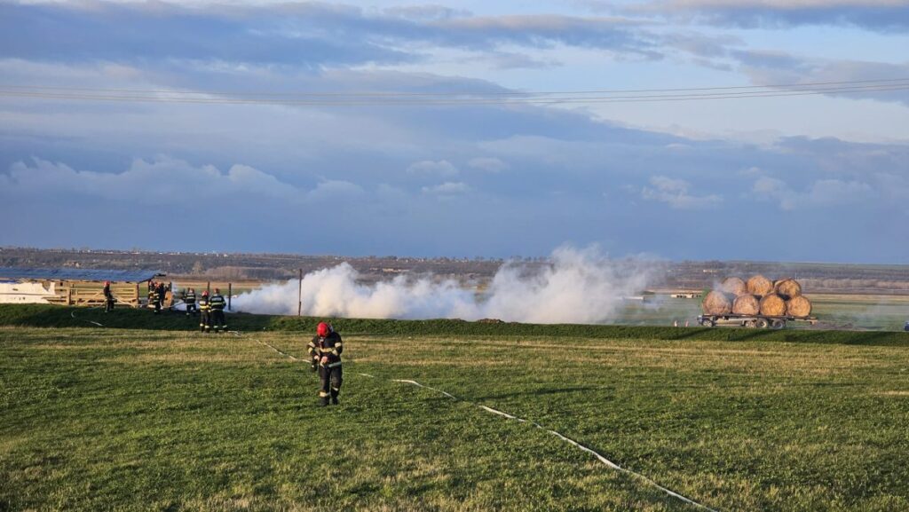 incendiu-izbucnit-la-furaje,-in-localitatea-golaiesti,-judetul-iasi.-pompierii-intervin-de-urgenta