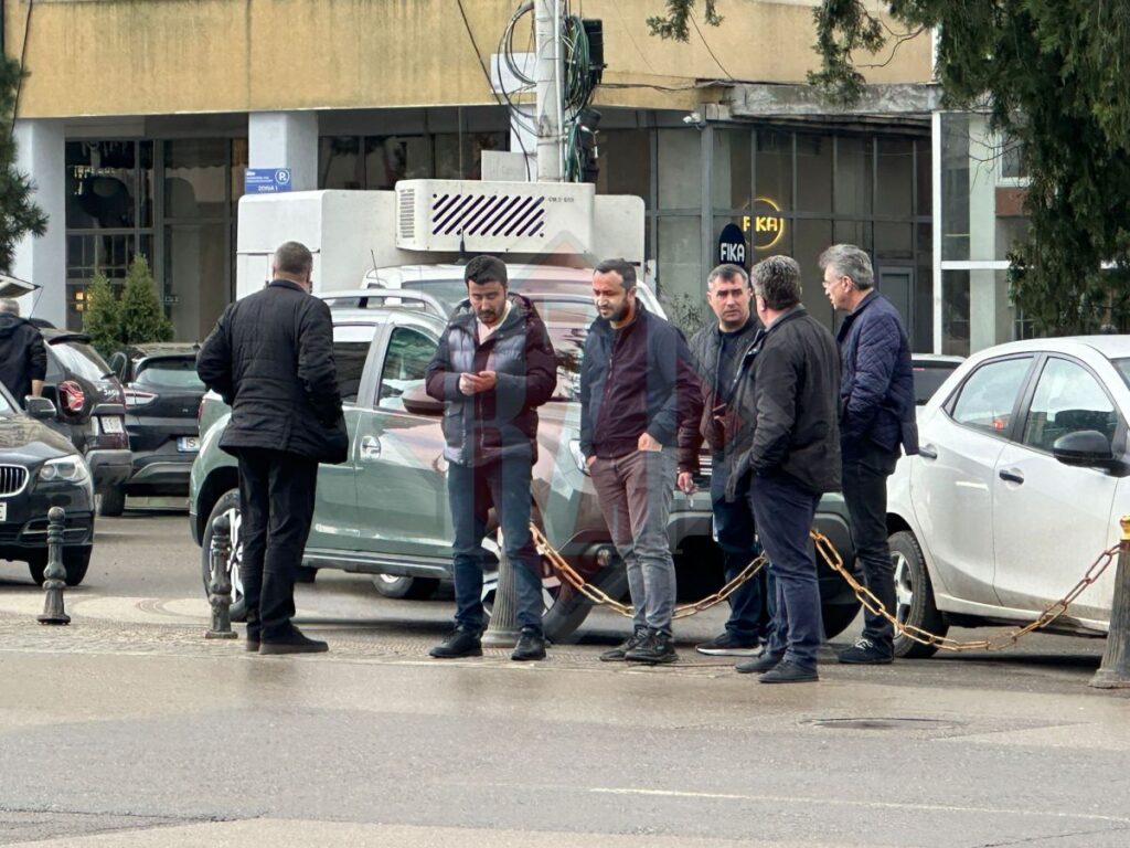 directorii-de-la-ctp-iasi-si-reprezentantii-de-la-bozankaya-verifica-tramvaiele-in-piata-unirii