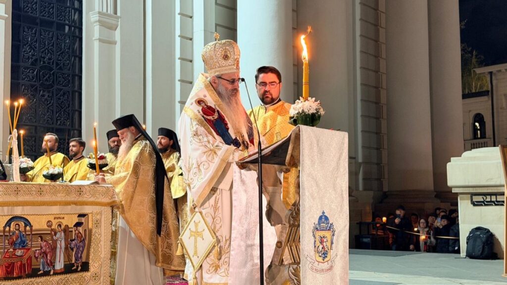 hristos-a-inviat!-sute-de-credinciosi-au-participat-la-slujba-de-inviere-de-la-catedrala-metropolitana-din-iasi