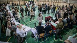 alerte-cu-bomba-la-doua-sectii-din-ungaria.-tensiune-la-vot,-pe-masura-participarii-istorice