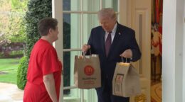 donald-trump-a-primit-o-comanda-de-la-mcdonalds-la-casa-alba-si-a-transformat-momentul-intr-un-show-politic.-ce-bacsis-generos-a-lasat-presedintele