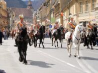 brasovul-se-pregateste-pentru-parada-junilor.-restrictii-de-circulatie-pe-traseu