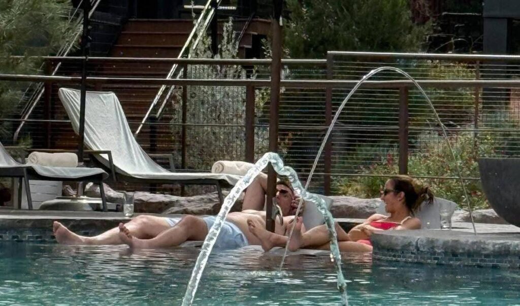 jurnalista-si-antrenorul,-filmati-la-piscina.-ea-e-maritata,-el-e-insurat