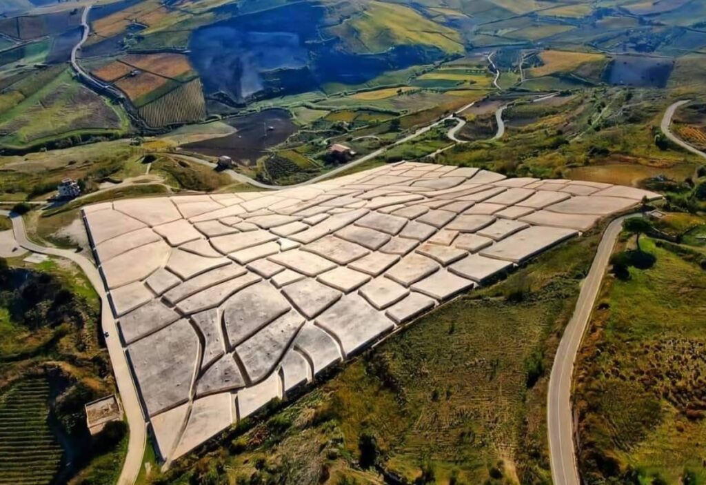 orasul-acoperit-cu-beton:-pompeii-ul-modern-din-italia-care-a-devenit-capitala-a-artei-contemporane