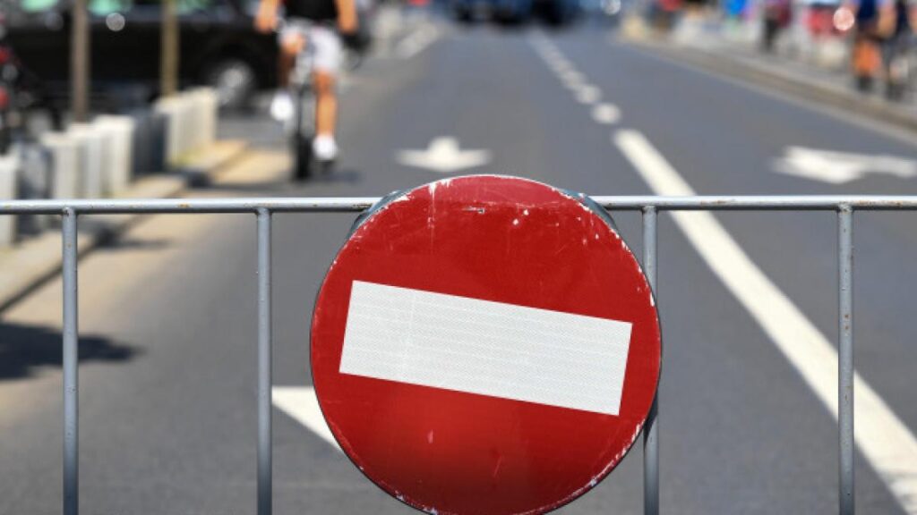 trafic-restrictionat-pe-o-strada-din-iasi-pentru-lucrari-de-asfaltare