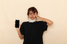 relaxarea-pe-telefon,-o-iluzie-confirmata-de-neurologie.-ce-face-telefonul-cu-creierul-tau