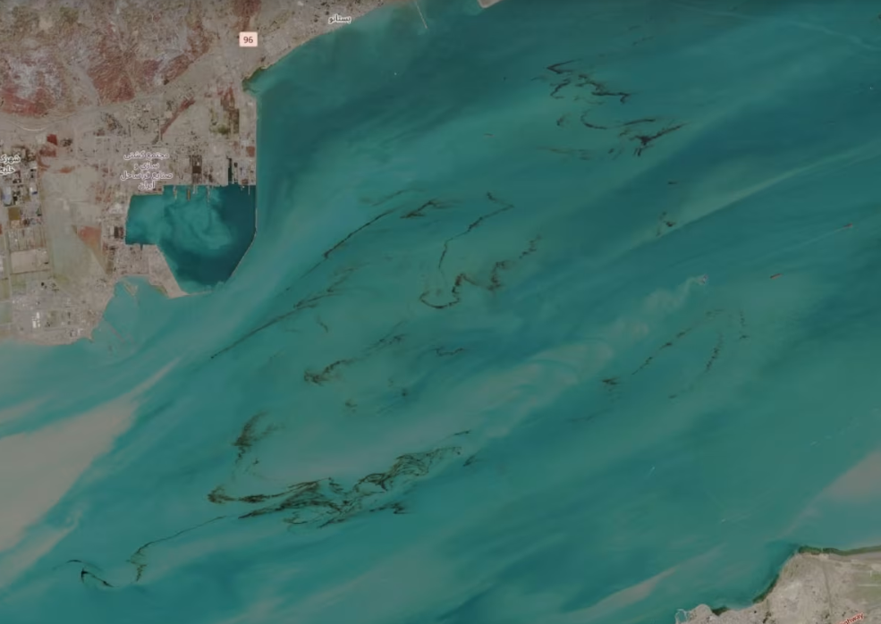 deversari-masive-de-petrol-in-golful-persic,-vizibile-din-spatiu,-dupa-atacuri-asupra-unor-instalatii-si-nave-petroliere