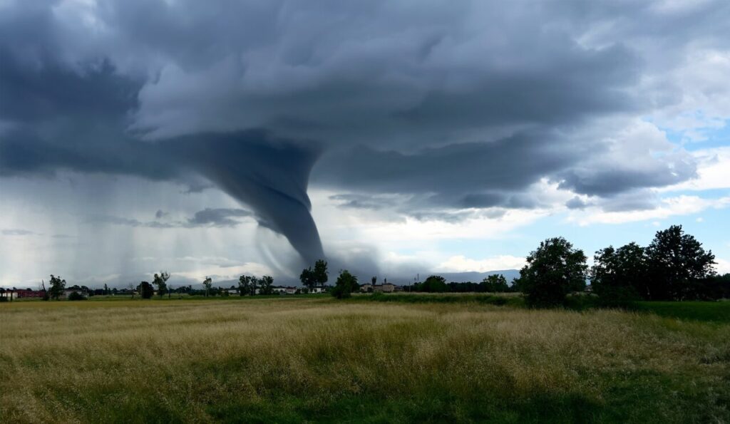 tornada-atipica-in-judetul-mures.-avertizarea-transmisa-de-meteorologi:-ne-apropiem-de-sezonul-furtunilor-de-vara