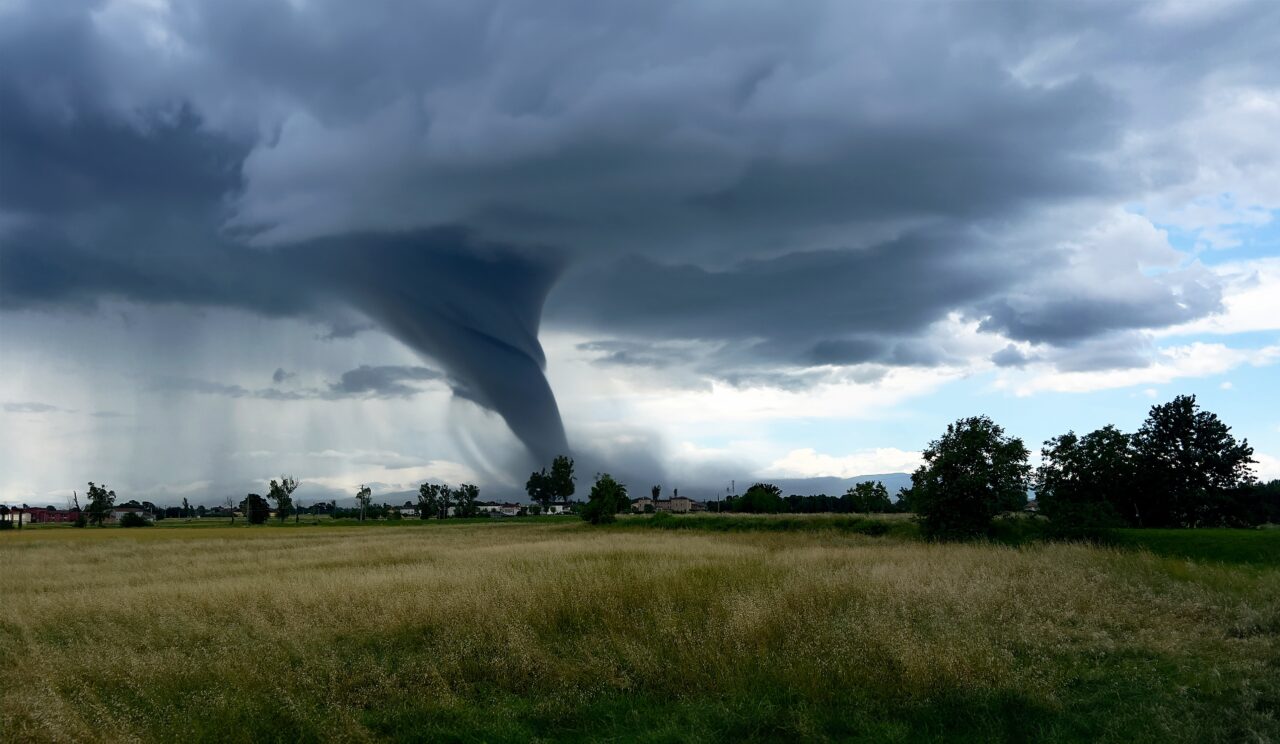 tornada-atipica-in-judetul-mures.-avertizarea-transmisa-de-meteorologi:-ne-apropiem-de-sezonul-furtunilor-de-vara