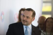 prima-zi-de-concediu-medical-va-fi-platita-pentru-mai-multe-categorii-de-pacienti.-rogobete:-pentru-multi,-acea-prima-zi-este-o-alegere-imposibila:-mergi-bolnav-la-munca-sau-pierzi-bani”