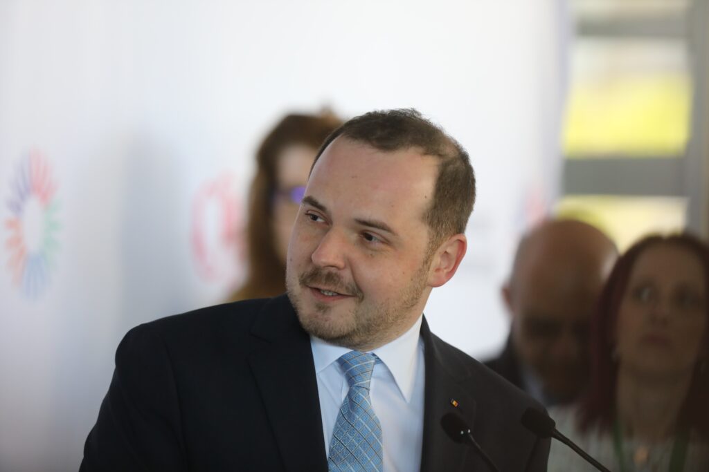 prima-zi-de-concediu-medical-va-fi-platita-pentru-mai-multe-categorii-de-pacienti.-rogobete:-pentru-multi,-acea-prima-zi-este-o-alegere-imposibila:-mergi-bolnav-la-munca-sau-pierzi-bani”