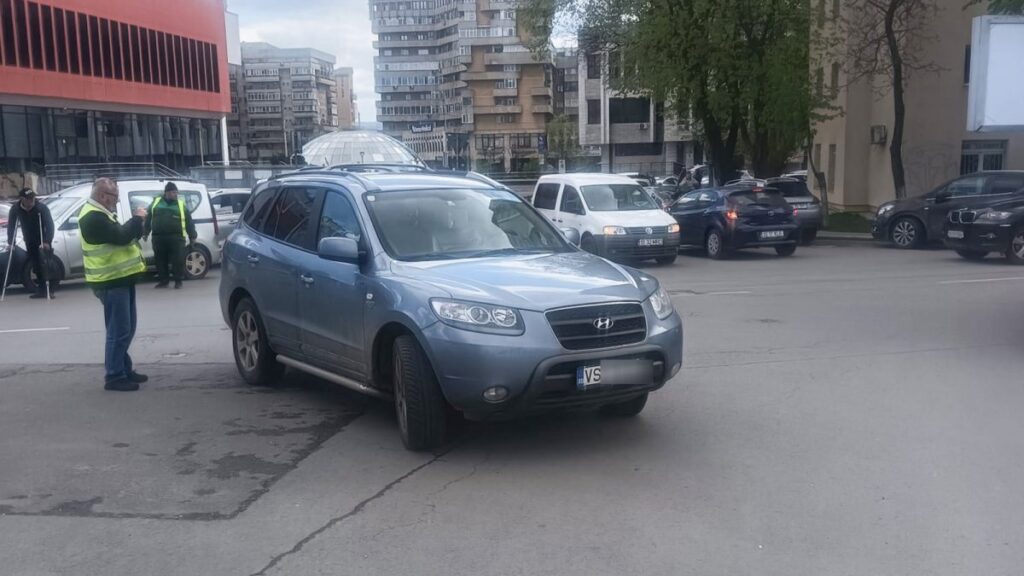 un-preot-din-vaslui-a-fost-sanctionat-in-iasi-dupa-ce-si-a-parcat-masina-in-mijlocul-intersectiei.-soferii-au-facut-reclamatii-la-politia-locala