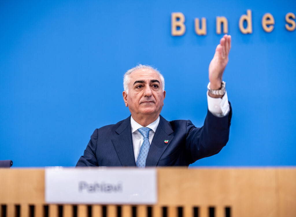 printul-mostenitor-al-iranului,-reza-pahlavi,-stropit-cu-un-lichid-rosu-la-berlin
