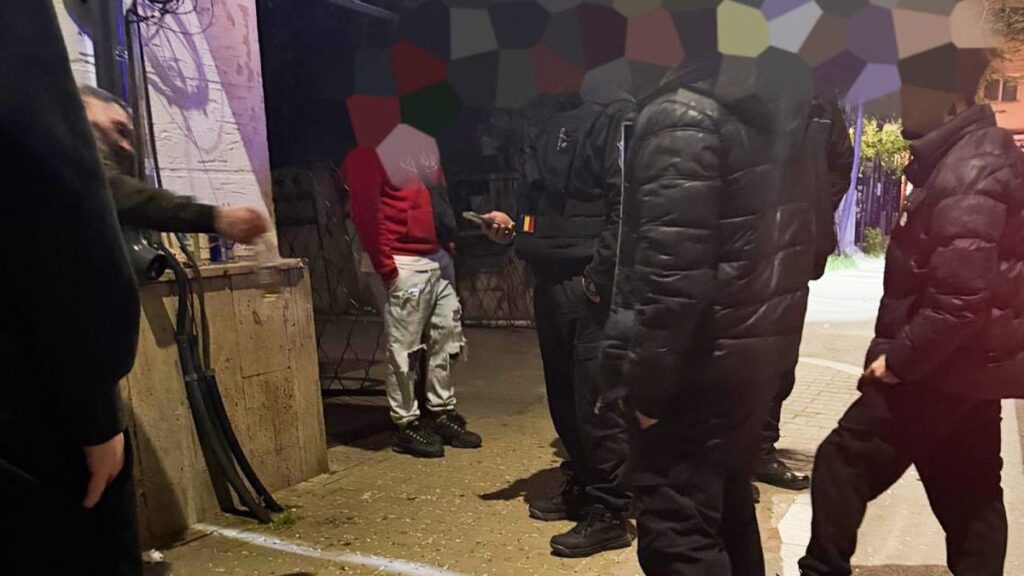 un-grup-de-tineri-din-iasi-a-dat-petrecere-in-centrul-orasului!-baietii-au-consumat-alcool-si-i-au-exasperat-pe-locatari-cu-muzica-la-maximum