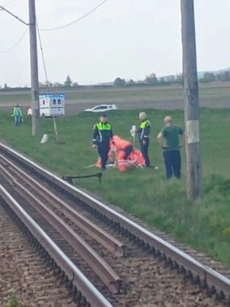 accident-feroviar-intre-statiile-pascani-si-lunca-siretului.-o-persoana-a-fost-gasita-cu-picioarele-amputate-–-udpate