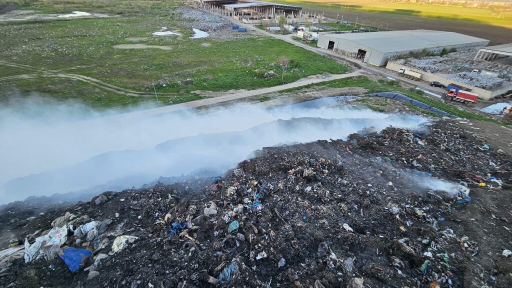 incendiul-de-la-groapa-de-gunoi-din-tutora-inca-este-activ.-interventie-dificila-a-pompierilor