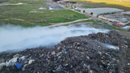 incendiul-de-la-groapa-de-gunoi-din-tutora-inca-este-activ.-interventie-dificila-a-pompierilor