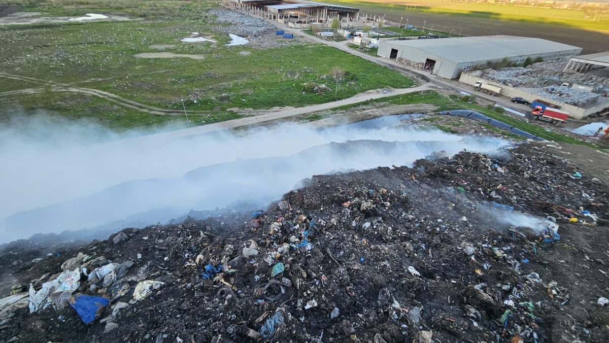 incendiul-de-la-groapa-de-gunoi-din-tutora-inca-este-activ.-interventie-dificila-a-pompierilor